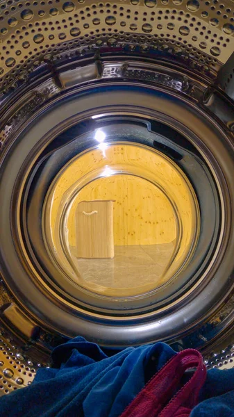 VERTICAL: Primer plano del interior de un tambor de lavadora de metal y ropa sucia. — Foto de Stock
