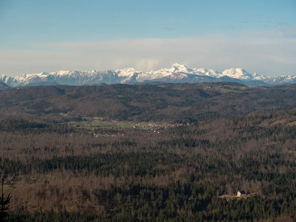 AERIAL: Szcenikus kilátás a hóval borított hegyekre, kilátással a völgyre. — Stock Fotó