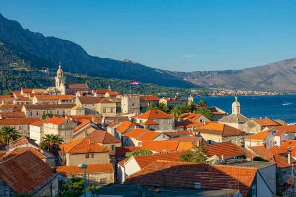 Sudut pandang Drone dari sebuah kota kuno di sebuah pulau di laut Adriatik. — Stok Foto