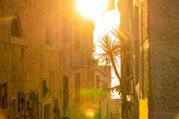 特写：夏日的傍晚，金色的阳光照亮了科库拉一条狭窄的小巷 — 图库照片