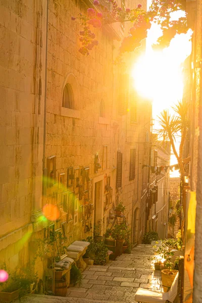垂直：夏日的黄昏，金色的阳光照亮了科库拉一条狭窄的小巷 — 图库照片