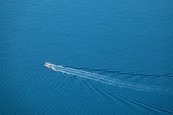 AERIAL: Flying high above a boat sailing across the Croatian Adriatic sea. — ストック写真