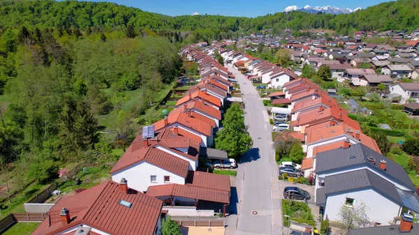 AERIAL: Casas com terraço se espalham pela vasta extensão verde exuberante na Eslovênia. — Fotografia de Stock