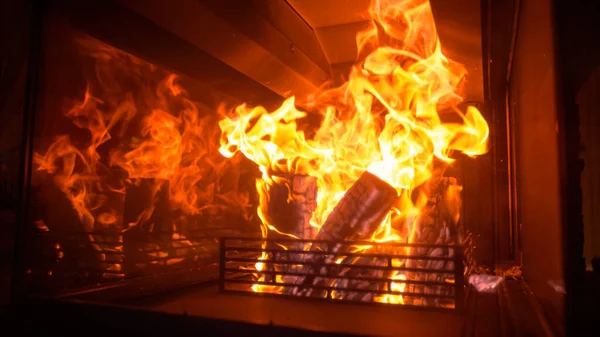 CLOSE UP, DOF : Plan idyllique de grosses bûches brûlant à l'intérieur d'une cheminée vintage. — Photo