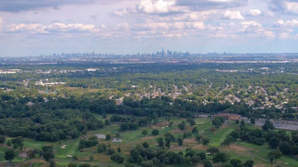 AERIAL: Flyger över en tom golfbana i idylliska förorter i New York City. — Stockfoto