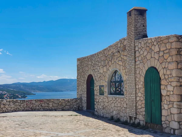 CLOSE UP: rumah tua kuno menghadap laut Adriatik dan garis pantai subur. — Stok Foto