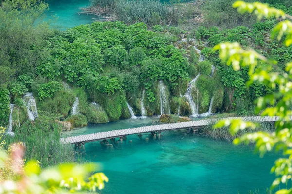 Plitvice göllerindeki boş yürüyüş yolunun insansız hava aracı görüntüsü turistler için kapatıldı — Stok fotoğraf