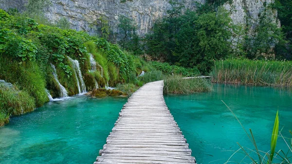 Idyllische Plitvice meer toeristische attractie is stilgelegd als gevolg van covid-19 pandemie. — Stockfoto