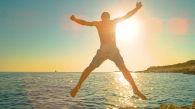 Heyecanlı adam uçurumdan atladıktan sonra kollarını ve bacaklarını açıyor..