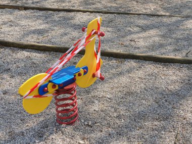 Anaokulundaki çocuk parkında sallanan oyuncaklar tecrit sırasında kapatılıyor.