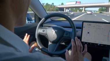 Yaklaş! Tanınmayan adam Tesla 'nın direksiyonunu geçici olarak bırakıyor.