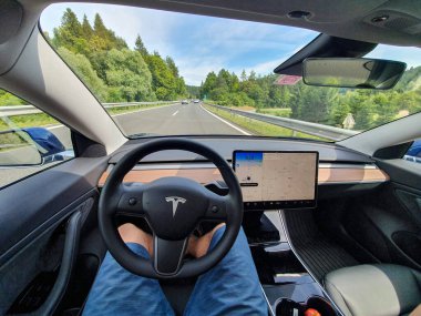 Yüksek teknolojili otonom bir Tesla aracıyla boş bir otoyolda ilerliyoruz..