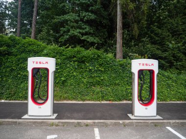 İki Tesla şarj aleti bataryalarını şarj etmek için gelen araçları bekliyor.