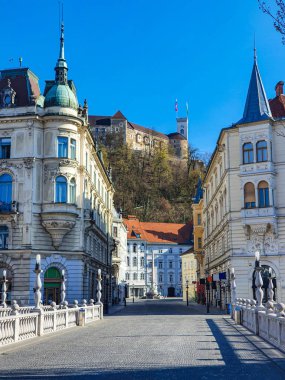 Boş köprü eski kasaba Ljubljana 'nın terk edilmiş sokaklarına doğru ilerliyor.