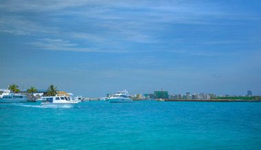 Su taksisi, turistleri Maldivler 'deki bir adadan diğerine götürüyor.