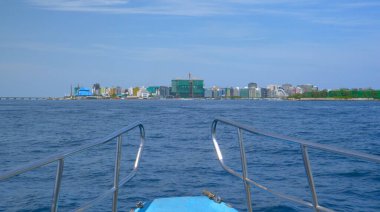Bir su taksisinin önünde, modern erkek adasına doğru yol alıyoruz..
