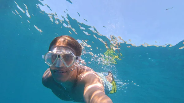 SELFIE: Man enjoys his vacation by snorkeling around the crystal clear ocean. — Φωτογραφία Αρχείου