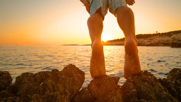 CLOSE UP: Unrecognizable man dives into the ocean on a sunny summer evening. — Stock Photo, Image