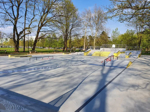 Skateboard y BMX park están cerrados para evitar que la gente se reúna durante el covid-19 —  Fotos de Stock