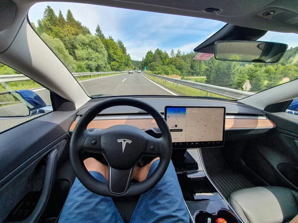 Yüksek teknolojili otonom bir Tesla aracıyla boş bir otoyolda ilerliyoruz..