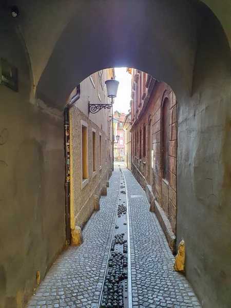 VERTICAL: Alleyway leads to a tourist street in Ljubljana during quarantine. — Stock Photo, Image