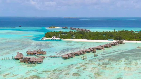 DRONE Flying nära en vacker exotisk ö och tomma lyx overwater bungalows — Stockfoto