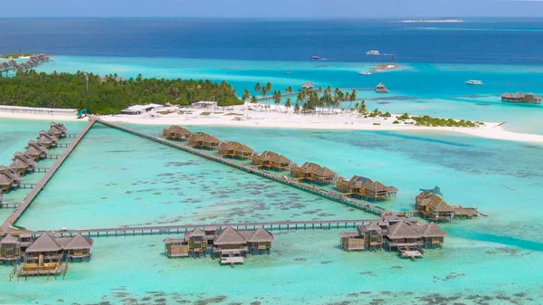 AERIAL：Overwater villas in the Maldives are left empty during covid-19 outbreak — 图库照片