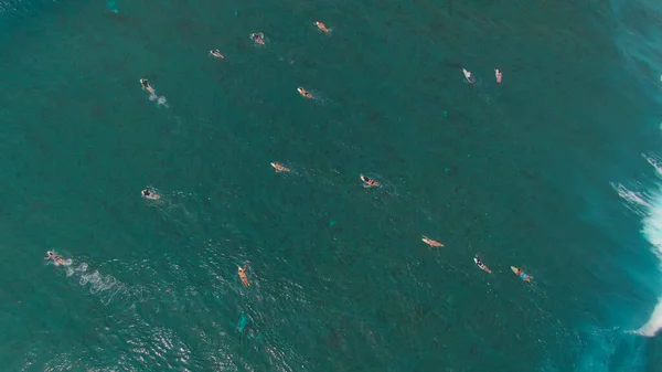 HAUT DE LA PAGE : Des vagues massives de tonneaux s'écrasent et éclaboussent sur les surfeurs qui pagayent. — Photo