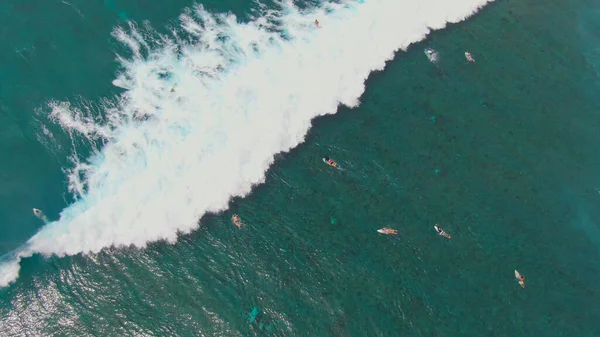 DRONE : Des vagues massives de barils s'écrasent et éclaboussent les surfeurs qui pagayent. — Photo