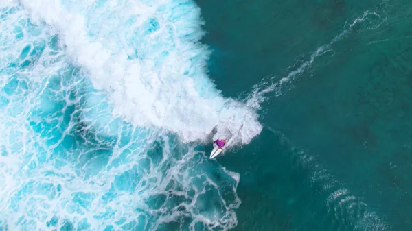 Fajny surfer jedzie na ogromnej fali piankowej w kierunku Malediwów.. — Zdjęcie stockowe