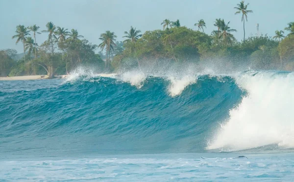 閉じる:熱帯のビーチに向かう途中で美しいバレル海の波がクラッシュします. — ストック写真