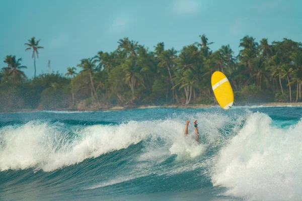 CLOSE UP: Oigenkännliga manliga surfare kraschar när du rider en stor fat våg. — Stockfoto