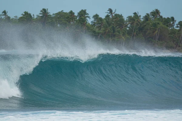 CLOSE UP: Scenic shot of a big barrel wave rolling to a beautiful exotic beach. — 图库照片