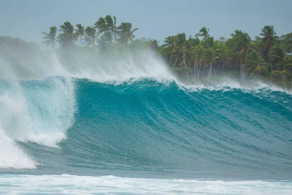 CLOSE UP: Turquoise colored ocean wave crashes on its way to a paradise island — 图库照片