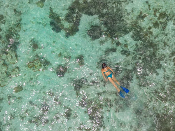 TOP DOWN: Młoda turystka na wakacjach na Malediwach nurkuje wokół oceanu — Zdjęcie stockowe
