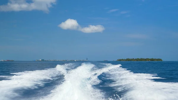 スローモーション:エキゾチックな島の周りを航海するボートは、有名な水の道を残します — ストック写真
