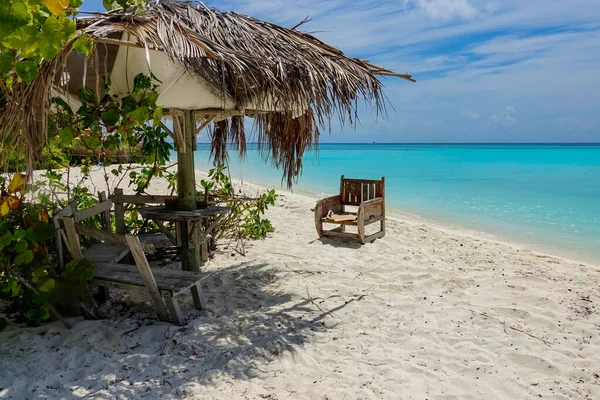 CLOSE UP: Picturesque view of an empty white sand beach in the sunny Maldives. — Stock Photo, Image