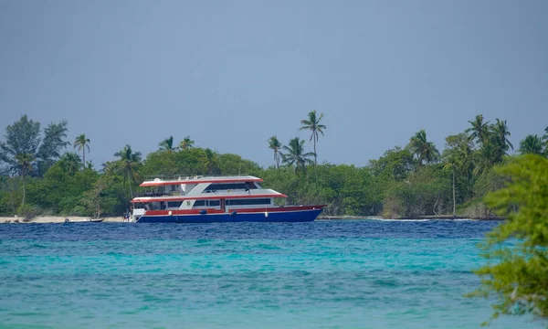 Grand yacht coloré emmène les touristes sur une croisière de surf autour des Maldives. — Photo