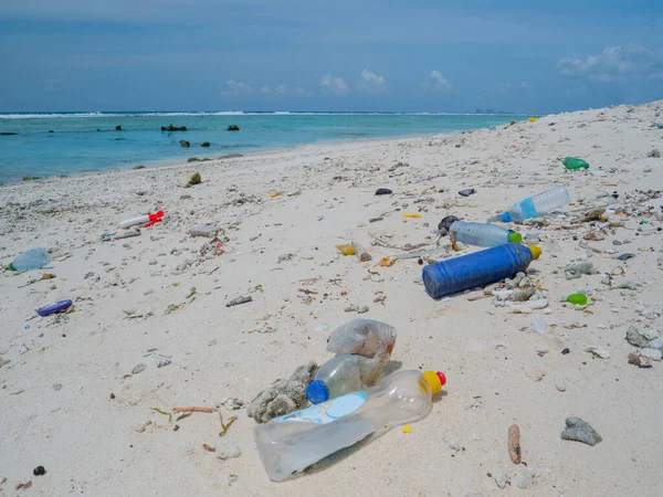 CLOSE UP: Exotischer Strand am Himmafushi durch verantwortungslosen Müll zerstört — Stockfoto