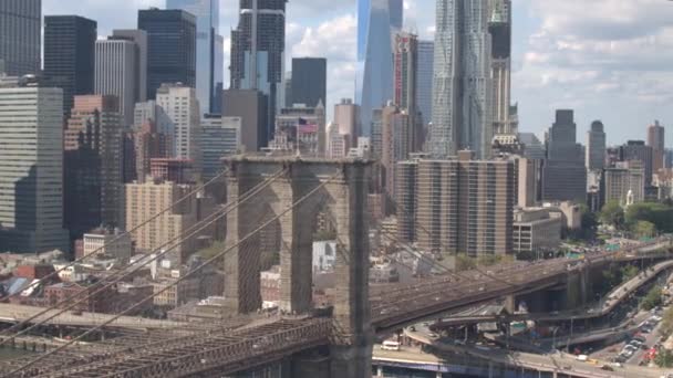 AERIAL: Voando sobre o tráfego atravessando a famosa ponte de Brooklyn a caminho de Nova York. — Vídeo de Stock