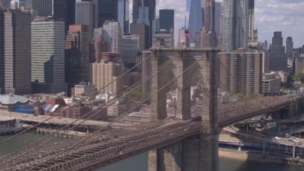 DRONE: Fotografia heli pitoresca da ponte de Brooklyn e paisagem urbana de Nova York. — Vídeo de Stock