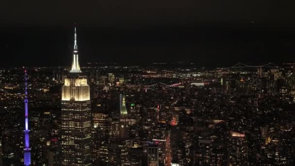 AERIAL: Häpnadsväckande drönare synvinkel New York City skyline på natten. — Stockvideo