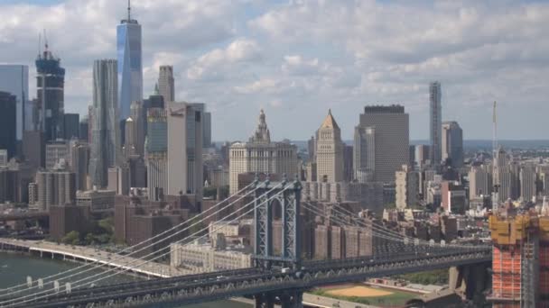 AERIAL: Flying over traffic crossing the famous Manhattan bridge en route to NYC — Stock Video