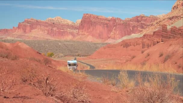 Eğlence aracındaki turistler Capitol Resifi Ulusal Parkı 'nı geziyorlar. — Stok video