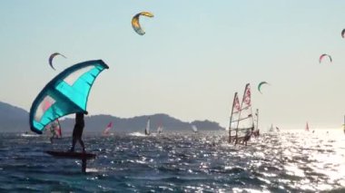 Güneşli bir yaz gününde Peljesac yakınlarında sayısız aktif turist rüzgar ve uçurtma.