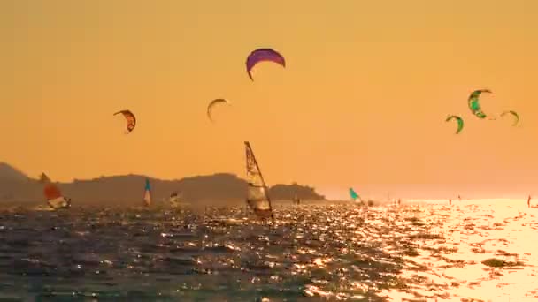 TIMELAPSE: Talloze kitesurfers rijden bij zonsondergang op golven bij Peljesac. — Stockvideo