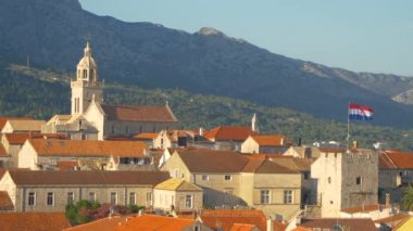 Eski ortaçağ kasabası Korcula 'nın kırmızı çatılarının muhteşem manzarası..