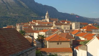 Korcula 'nın eski çatıları ve komşu dağların manzarası..