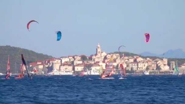 Toeristen windsurfen en kitesurfen in het hart van het prachtige Dalmatië op een zonnige dag. — Stockvideo