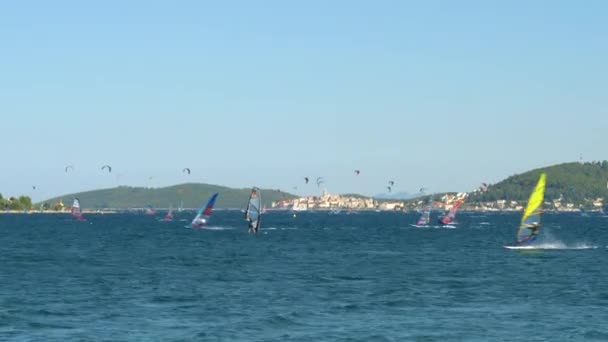 Turis selancar angin dan kitesurf di jantung Dalmatia yang indah pada malam yang cerah. — Stok Video